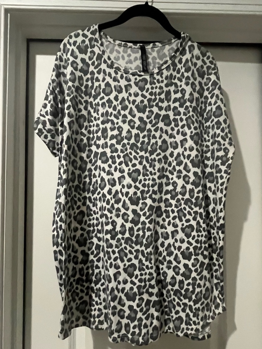 Women’s Short Sleeve Leopard Print Tee - White and Gray